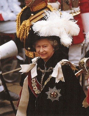 017-Королева Елизавета II -рыцарь ордена Подвязки